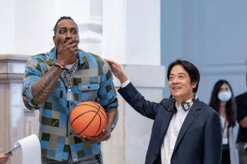 前NBA球星霍华德配合台独拍宣传片