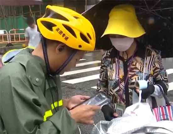 外卖跑楼者代送餐上楼月入千元