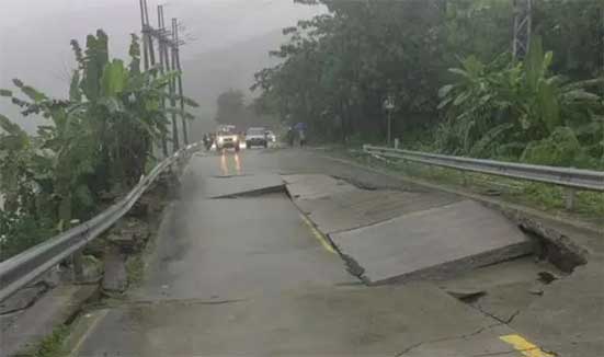 五指山两路段发生塌方