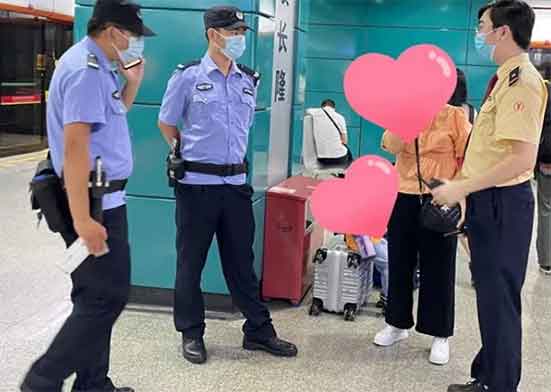 广州地铁警察佩戴女性服务包，暖心之举引关注