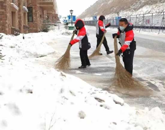 大同降雪迎亲队冒雪抬新娘行进