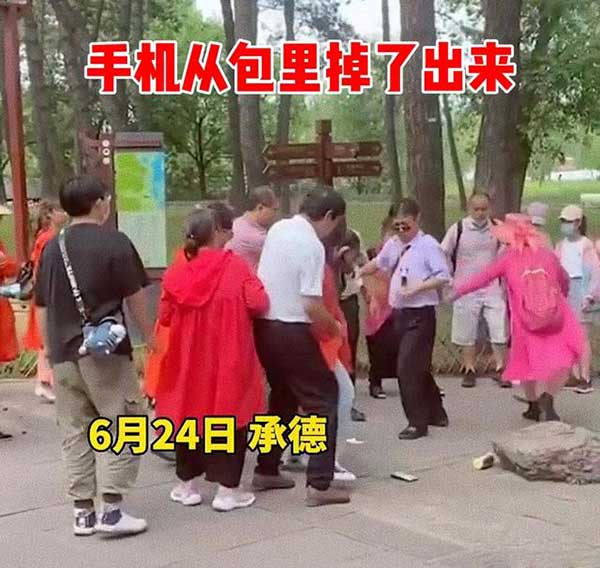 河北承德一群大妈，因“网红拍照位”大打出手，网友：吃得太饱