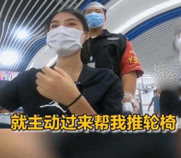 杭州网红女主播坐轮椅乘地铁