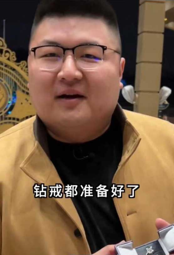 网红猴哥包场迪士尼求婚