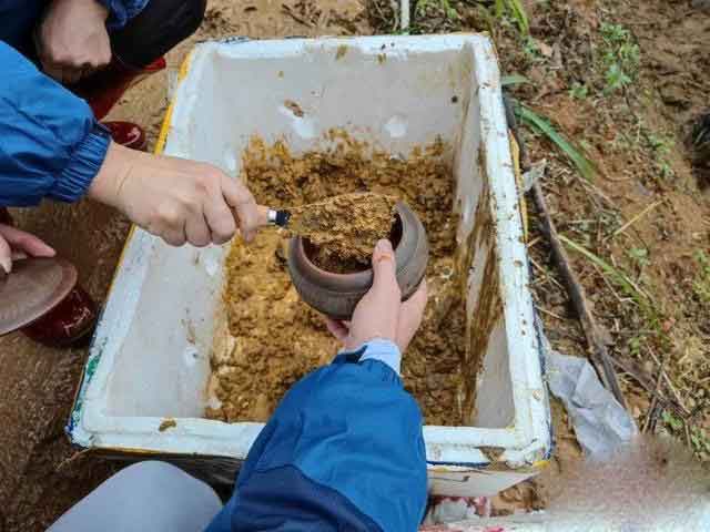 MU5735家属带走现场一罐泥土