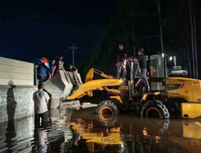 暴雨致养殖场被淹万头猪等救援