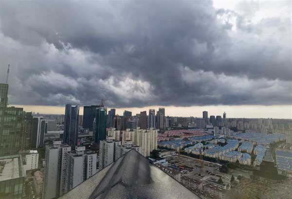 实拍上海暴雨大雨倾盆白昼如夜