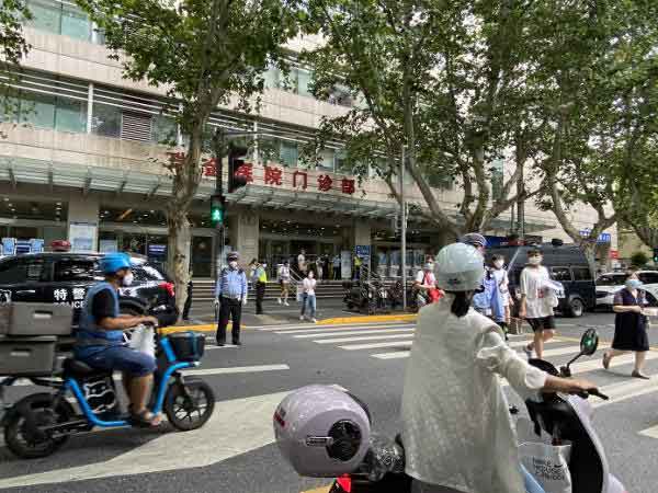 上海瑞金医院男子持刀伤人警方开枪