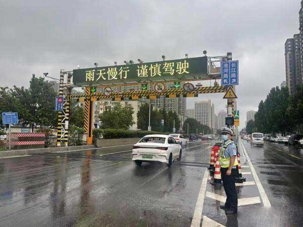 实拍郑州暴雨多地街道出现积水