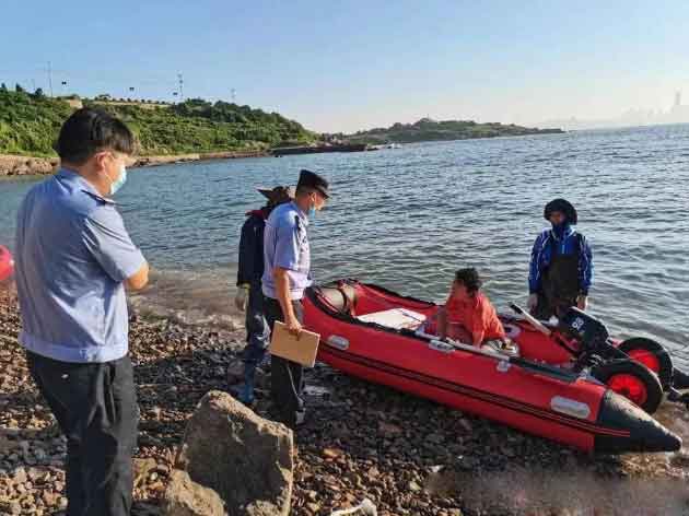 一女游客在海面上被涌浪卷走漂浮一夜后被救