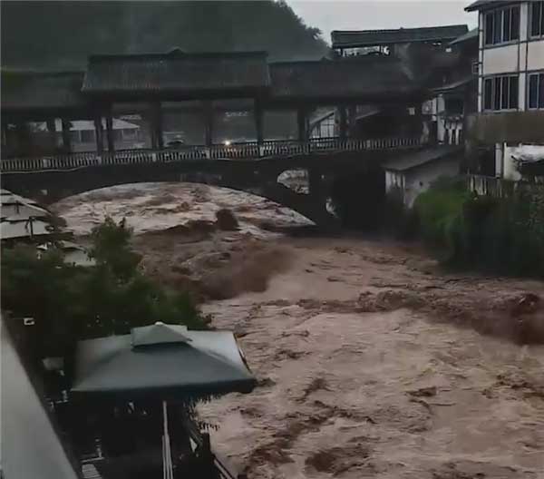 成都大邑突发山洪水流汹涌穿过桥洞场面震撼