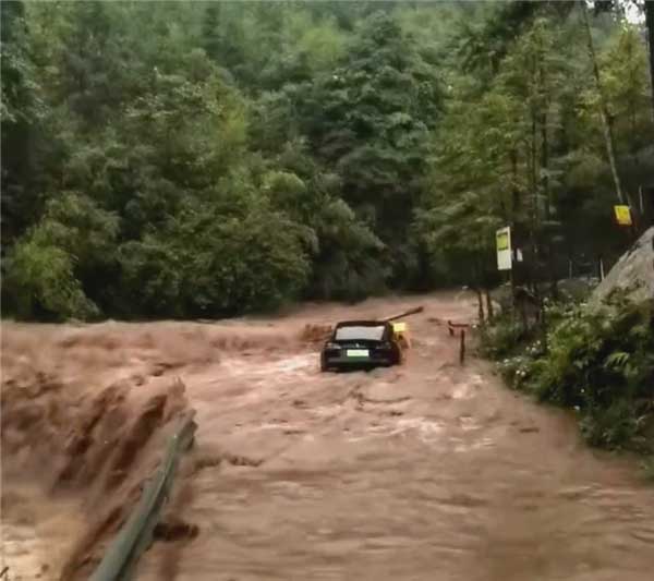 网红野营地遇山洪多辆小车被淹