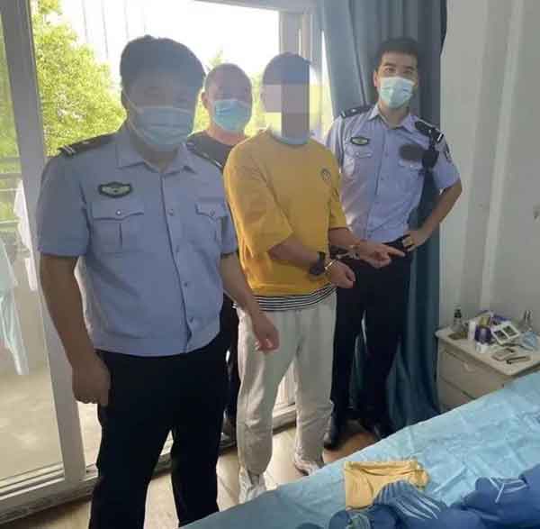 男子刷视频刷到自家竟是同事偷拍