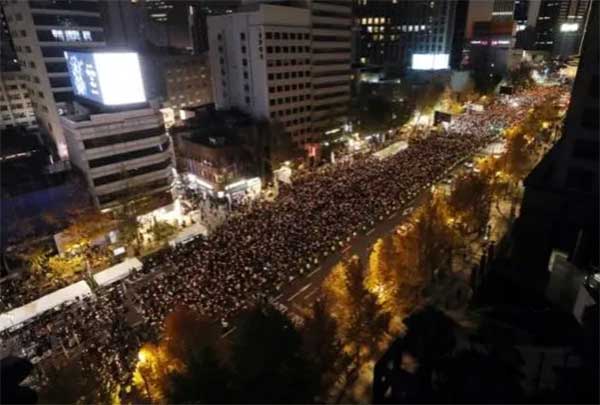 首尔近6万人参加追悼烛光集会