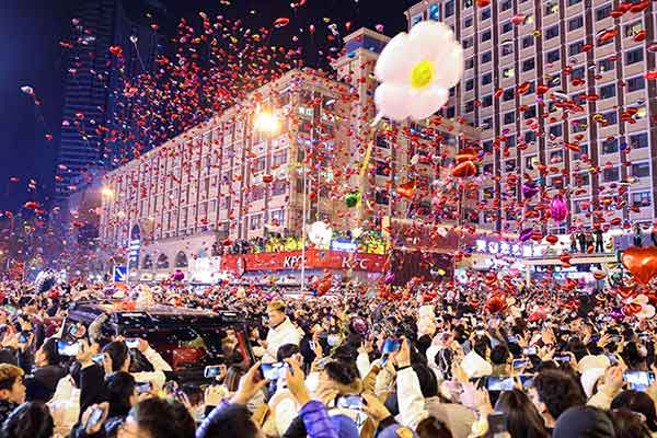 石家庄跨年夜气球雨氛围感太到位