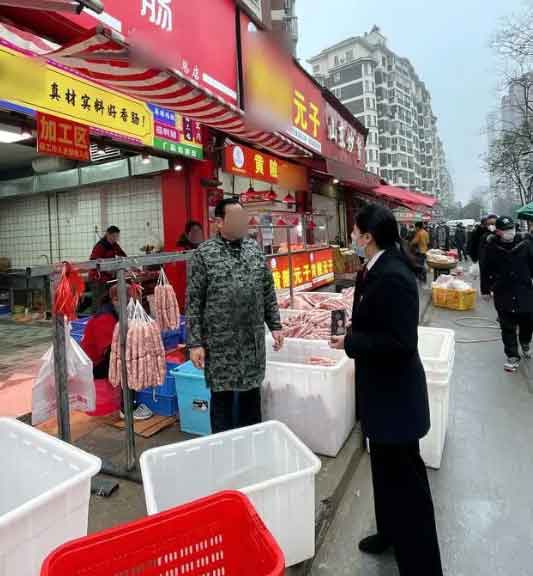 店主卖自制香肠遭男子10倍索赔