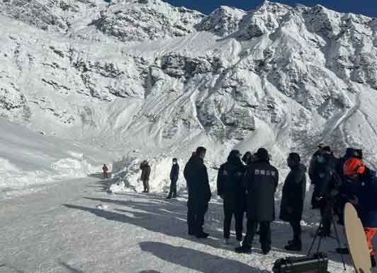 西藏雪崩亲历者:从车窗刨开雪爬出