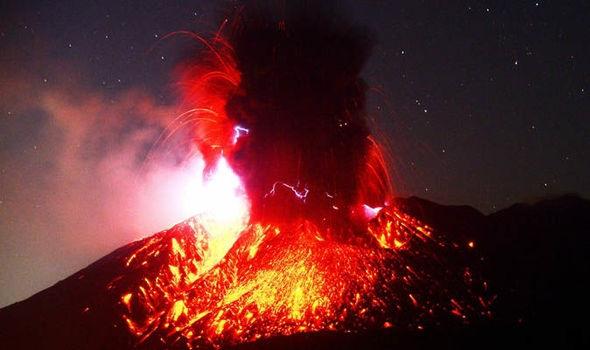 日本九州地区多个火山口喷发