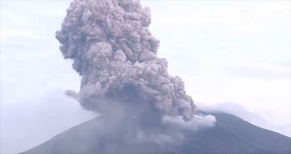 日本火山喷发 烟柱高2400米