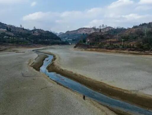 贵州毕节缺水持续:居民买水桶蓄水