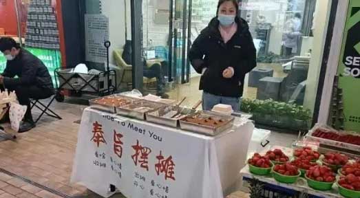 女生靠摆地摊还清百万负债