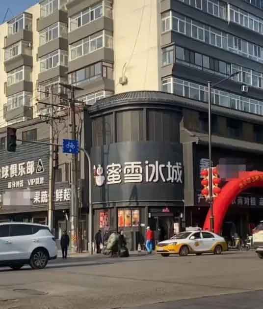 街道店铺被统一规定黑底招牌