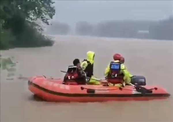 江西宜黄特大暴雨水深达肩膀处