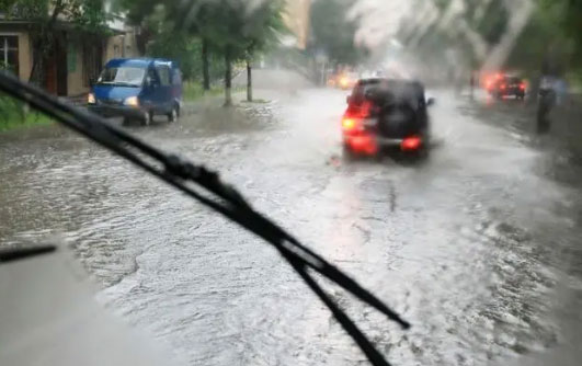 福建暴雨:男子开车被淹踹车门逃生