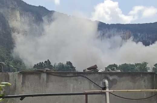 毕节突发山体崩塌 巨大岩石滚落