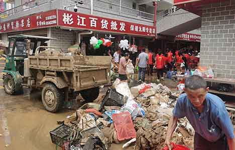 湘西保靖特大暴雨过后商户打折卖货自救