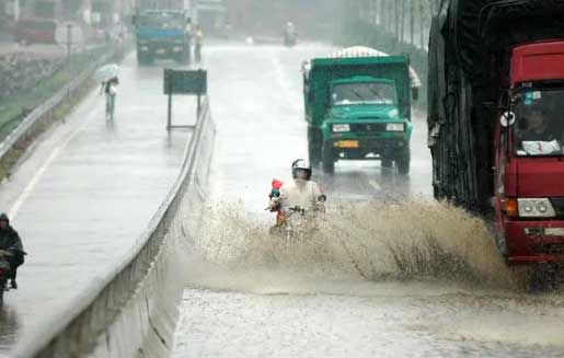 上海暴雨 高架桥成“高架河”