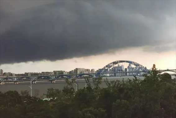 杭州暴雨让雨刮器都不够用了 大雨来了