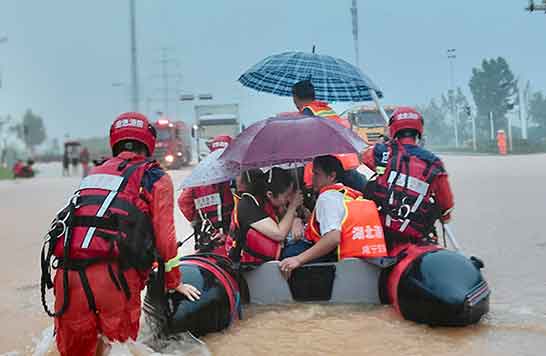 暴雨袭击咸宁 消防紧急转移被困群众