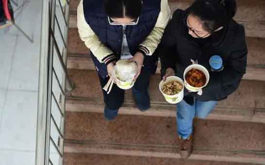 学生未订餐被赶出教室淋雨吃饭