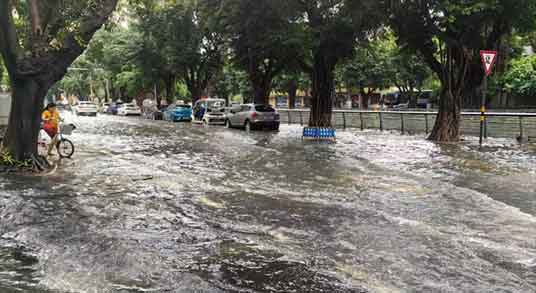 暴雨致海口内涝 大学生“划船”出行