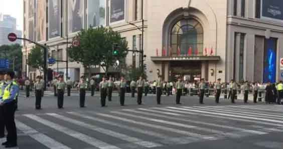 多地现“拉链式”人墙