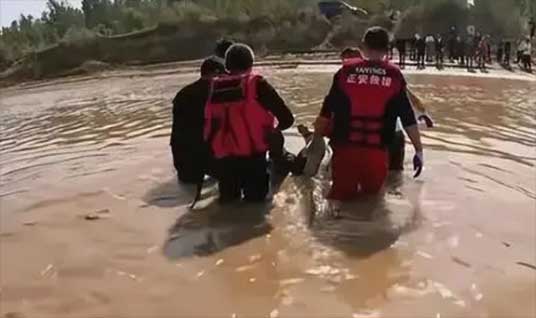 男子捆脚跳河 U盘遗书均为造谣