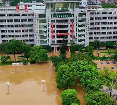 广西玉林暴雨致一高考考点被淹