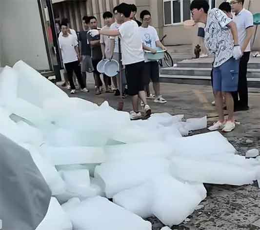 宿舍没空调大学生排队领冰块