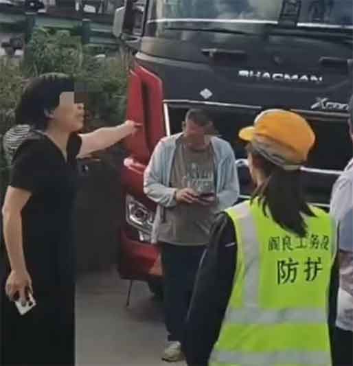 女村支书怒怼铁路工人