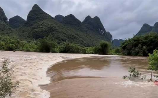 桂林暴雨致遇龙河水位突涨1米多