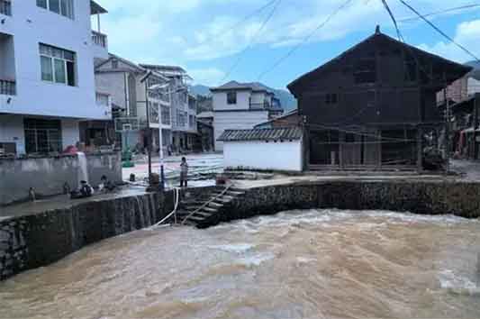 村干部收泄洪通知 连夜喊村民撤离