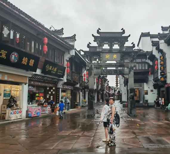 “暴力梅”袭击黄山 连日大雨让游客锐减