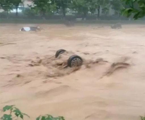 宝鸡暴雨目击者:20多辆车被冲走