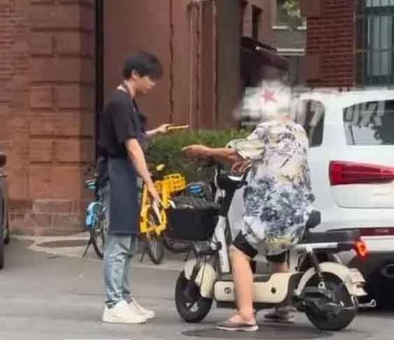 小伙电动车被八旬奶奶骑走