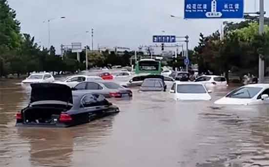 超强暴雨突袭秦皇岛 车辆顺流而下