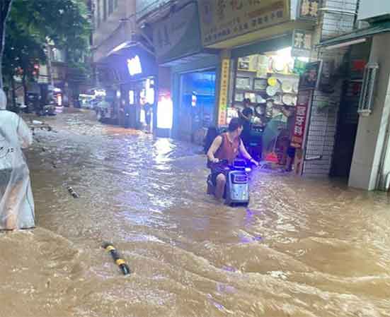 广州暴雨致水浸 沿街商铺损失严重