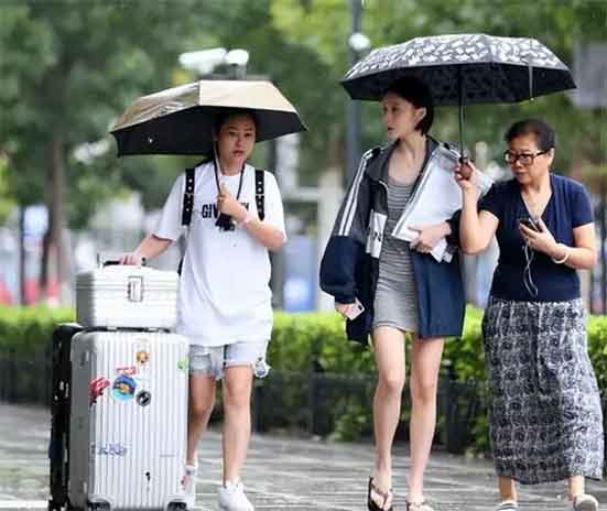 女儿去外地上大学 爸爸哭成泪人