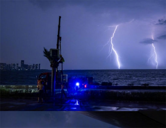 台风摩羯来临前夜 海口现巨型闪电