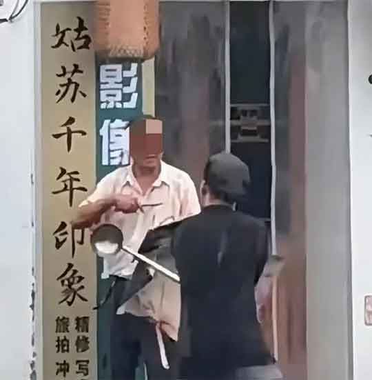 店长回应拿大勺击退伤人男子